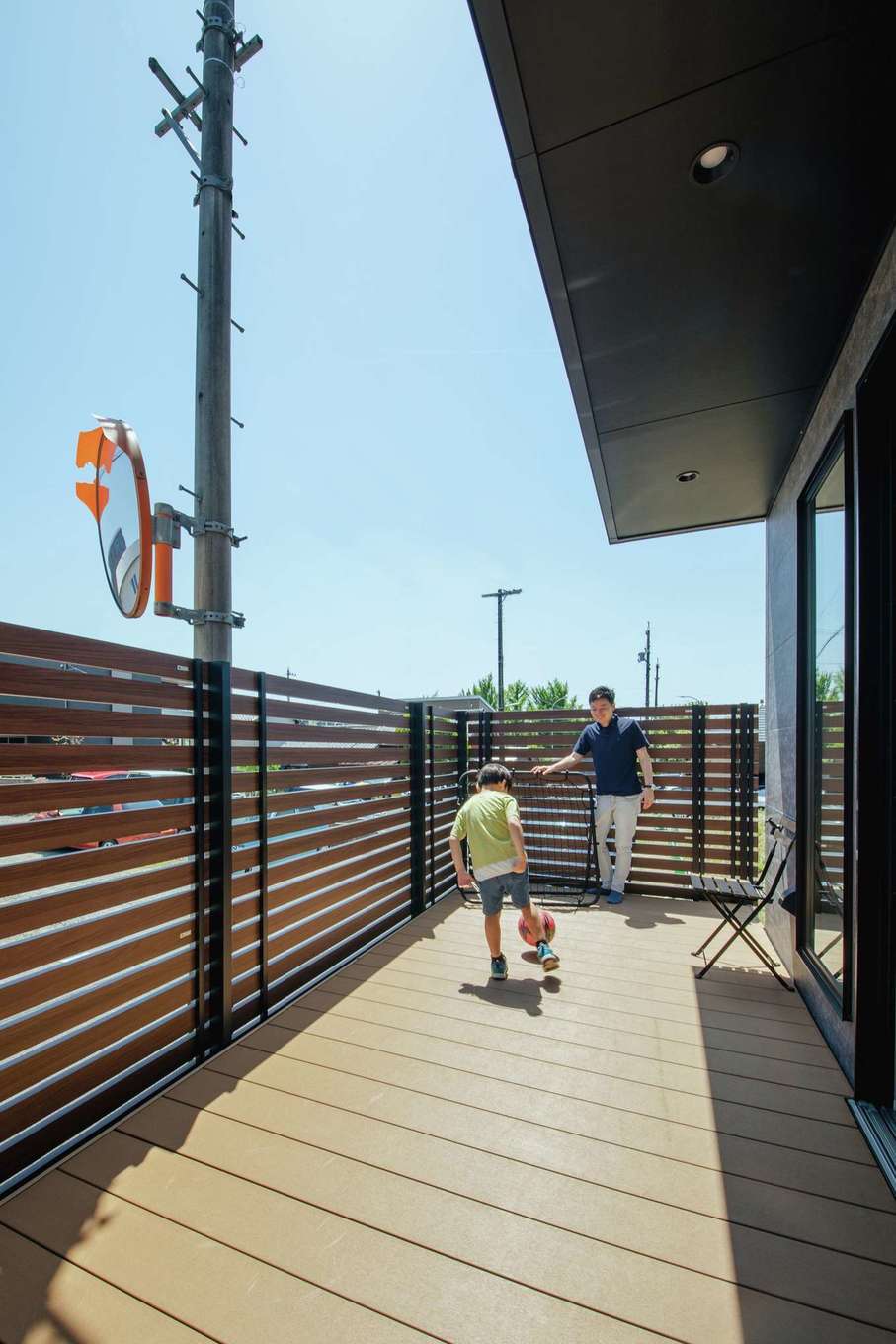 SEVEN HOUSE/セブンハウス【デザイン住宅、子育て、間取り】フェンスで目隠しされ、安心してBBQやボール遊びを楽しめる広いウッドデッキ