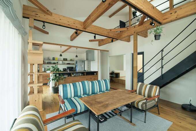 KUREKEN HAUS（榑林建設）｜アイアンの階段と手すりが大らかな空間を引き締める。断熱性・気密性が高いので、エアコン1台で冷暖房をまかなえ、光熱費も抑えられる