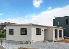 建物の半分を奥にずらすことで、平屋ながら立体感のある印象に