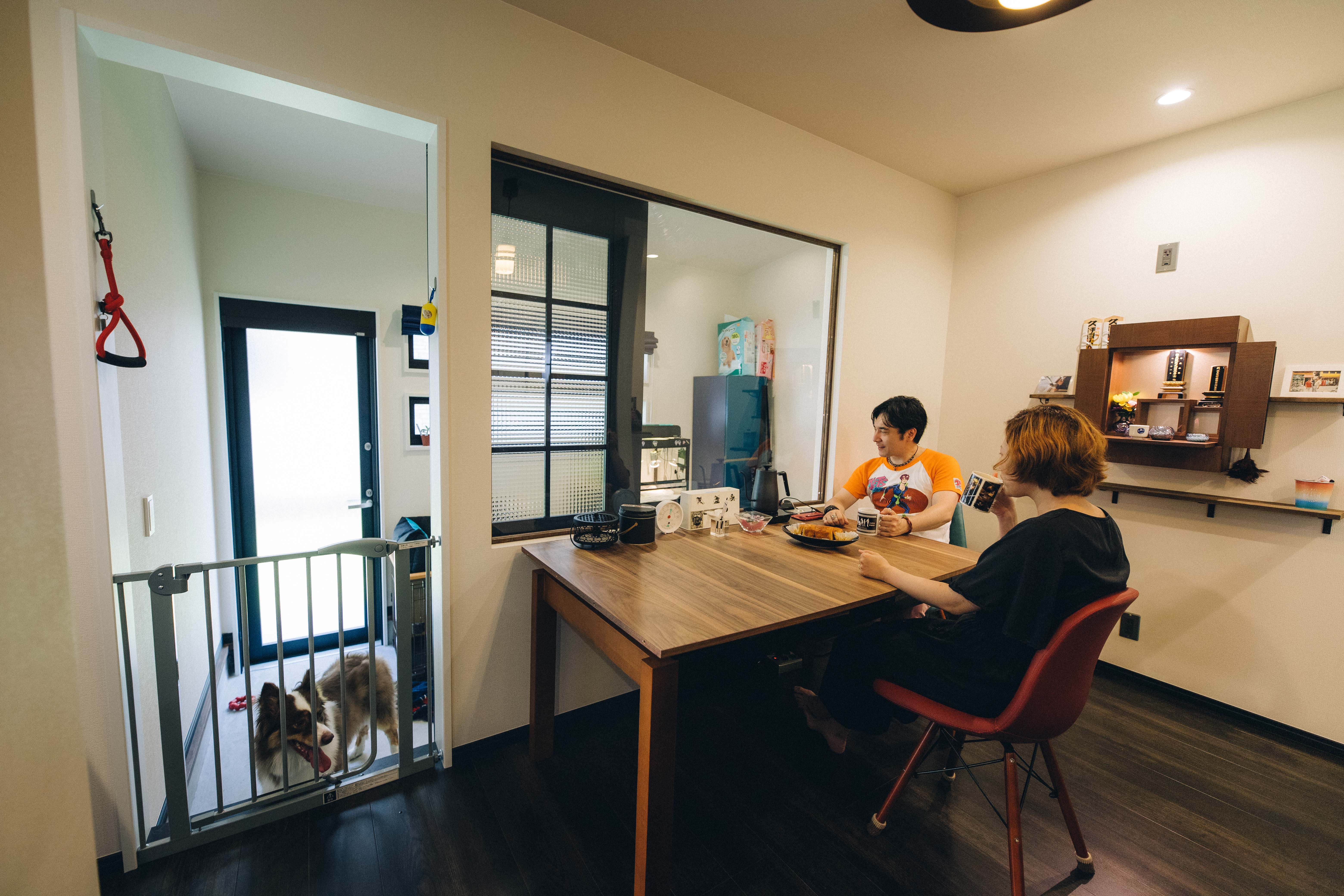 スタジオCoCo-Li｜インターホンを押す前に楽しそうに走るワンちゃんがお出迎えしてくれたH様程邸。ワンちゃんの部屋は広い庭とダイニングの間にあります。庭で好きなように走り回って、自分の部屋で休憩して、H様ご夫婦とダイニング越しで一緒に食事。
とにかく楽しそうな顔をしているワンちゃん。共働きの為、家で留守番する事が多いワンちゃんの為に、一緒に楽しめる家にして欲しいとのご要望から、家族団らんできる空間にワンちゃんの部屋を作りました。