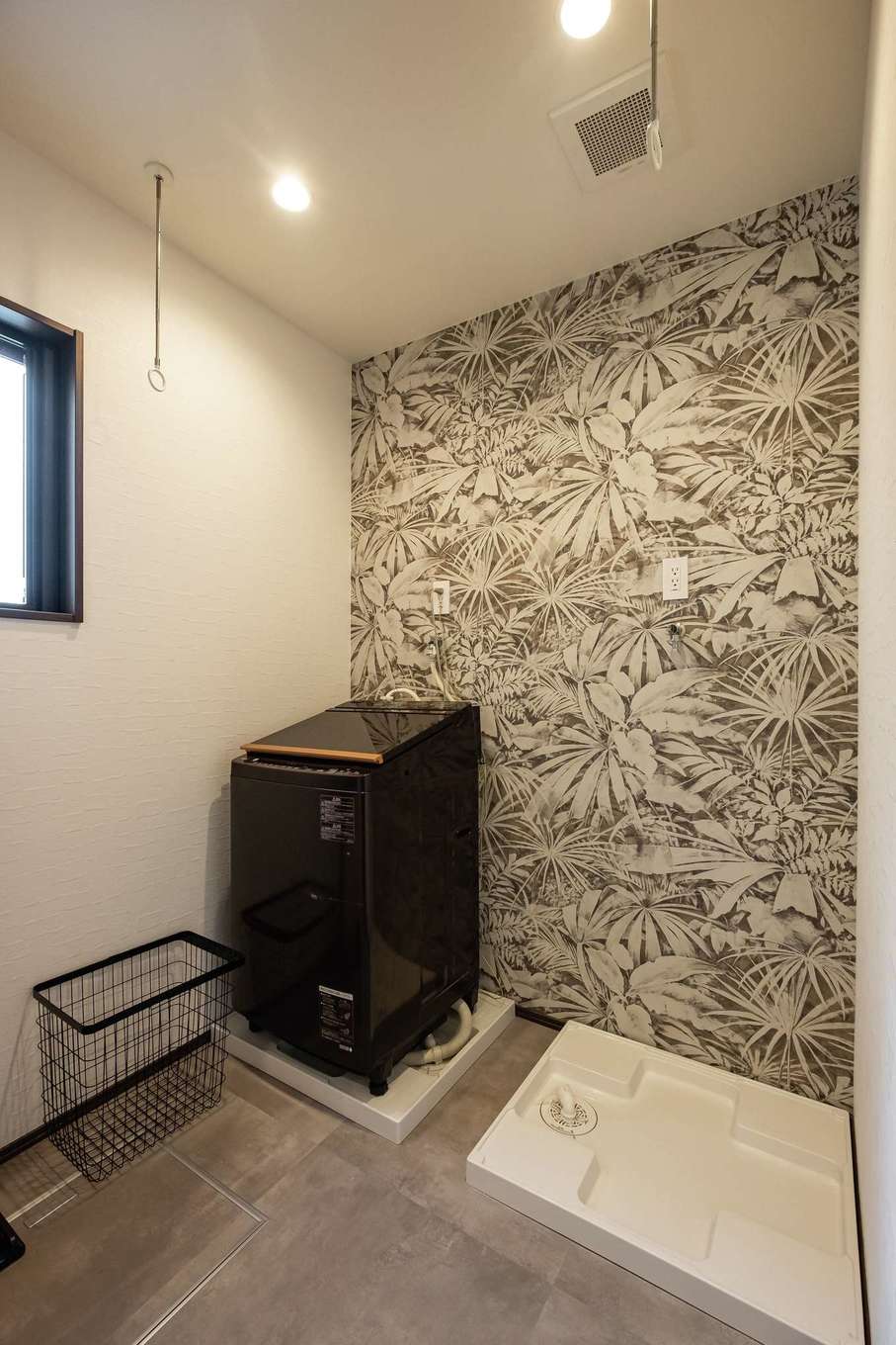 -delphi- デルフィ（藤井建築事務所） 【デザイン住宅、高級住宅、建築家】洗濯機を2台置けて室内干しも可能なランドリールームから、キッチン、洗面脱衣室、玄関をつなぐ回遊動線を確保。洗濯物が集めやすく、家事動線も短縮。奥さまお気に入りの壁紙で、気分も上がりそう