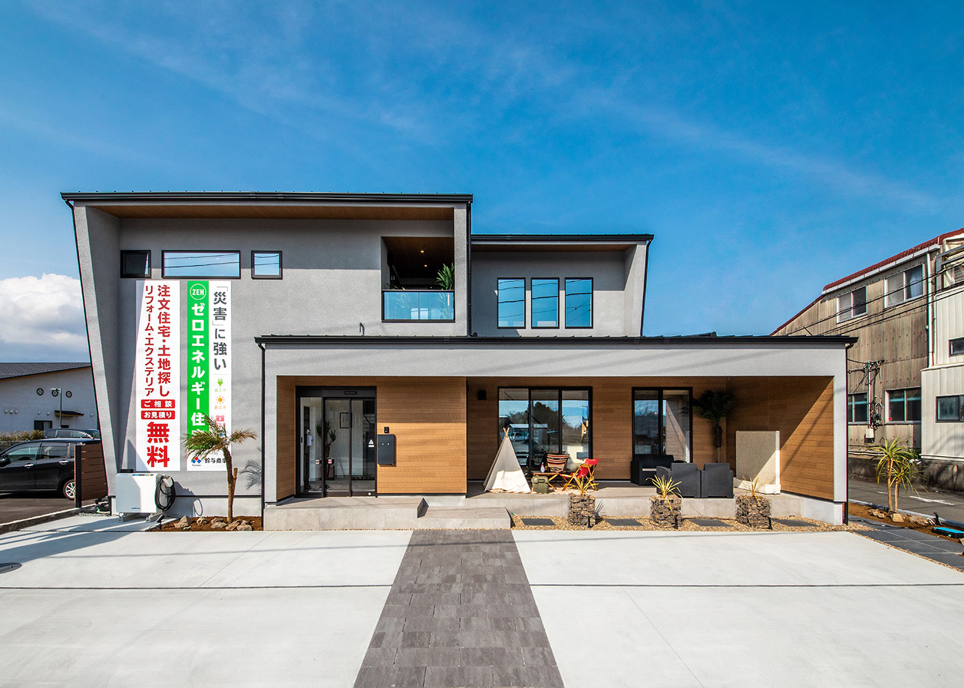nattoku住宅【沼津市東椎路848-2・モデルハウス】四角い箱が3つ重なったような独創的な外観デザイン。外壁のALCと木の絶妙なバランスが『納得住宅工房』ならでは。深い軒と袖壁が夏の強い日差しを程よく遮り、太陽高度の低い冬は室内の奥まで光を届ける