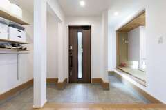 「昔ながらの土間」が好きだというご主人。広々とした玄関には、直接上がれる和室とオープンスタイルのシューズクロークがある