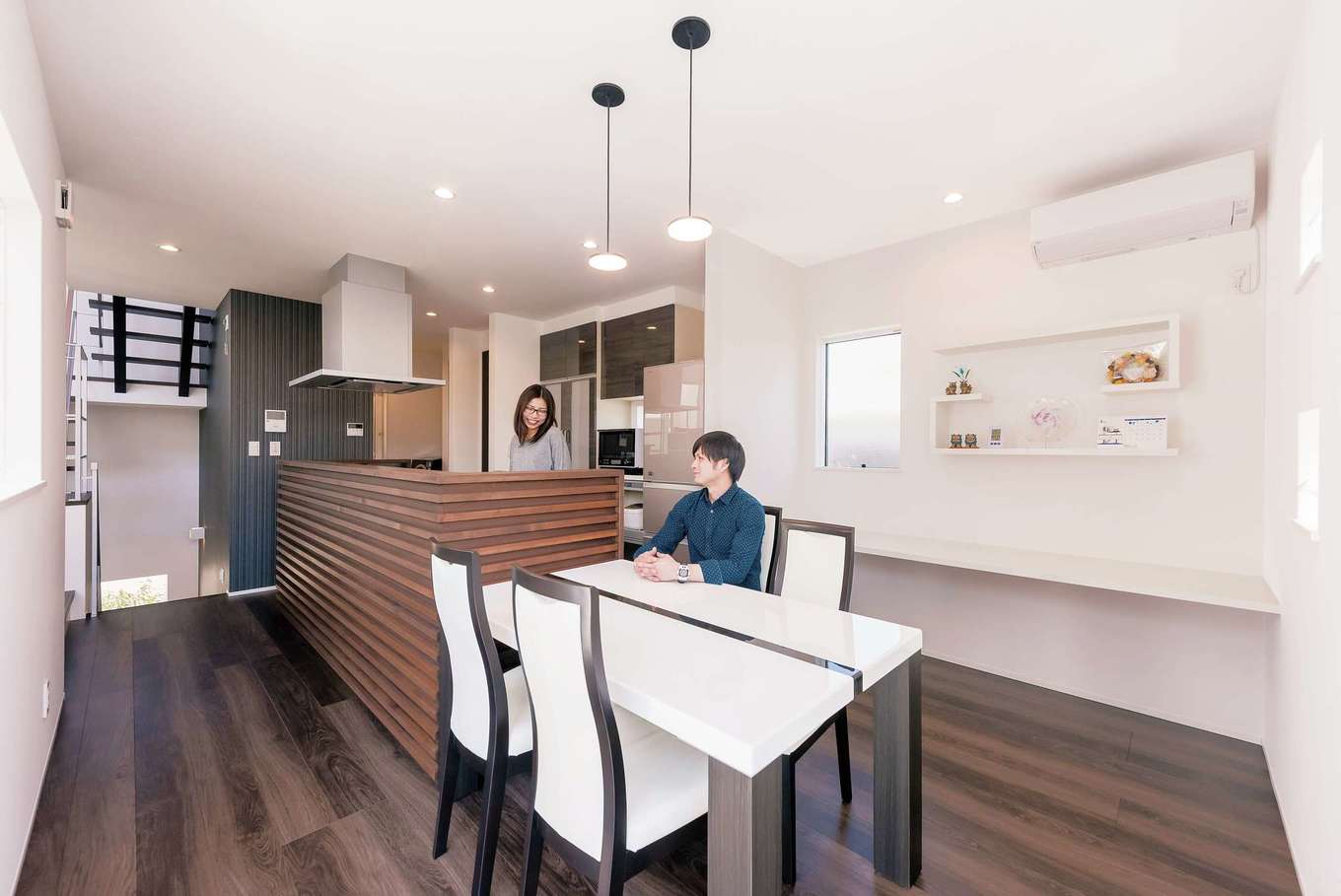 三和建設【デザイン住宅、間取り、スキップフロア】キッチンを取り囲むのは、リビングの天井と同じヒノキの無垢材の壁。程よい高さがあり、リビングに来客を通す時にもシンクが丸見えにならないから安心