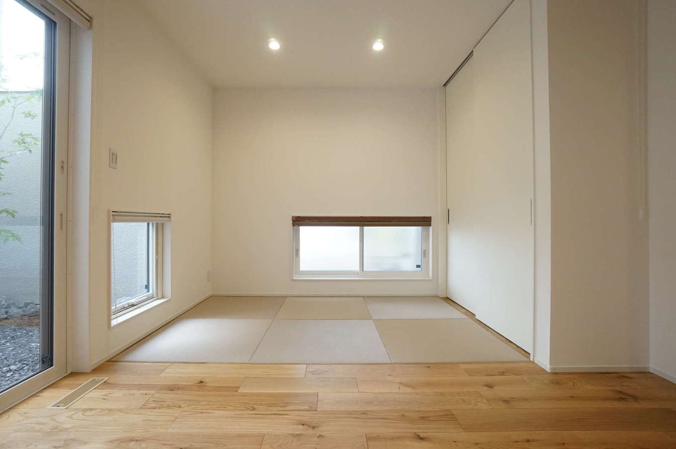 RIKYU 一級建築士事務所【収納力、間取り、建築家】リビングとフラットにつながる畳コーナー。地窓を2方向につくり、十分な明るさを確保した