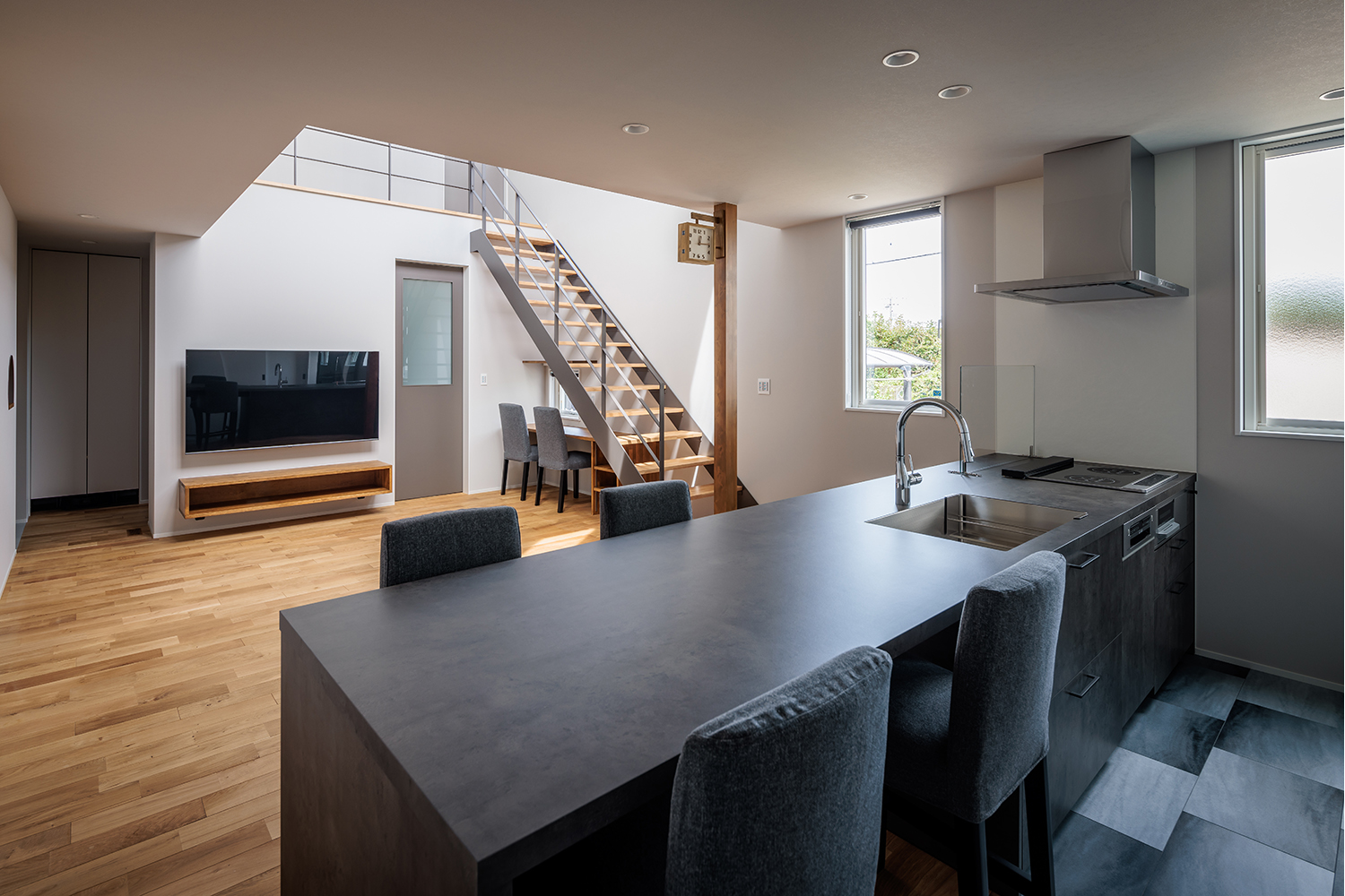 tact design firm【デザイン住宅、子育て、間取り】オープンな設計が魅力のLDK。キッチンとリビングが一体となり、広々とした居住空間を提供する