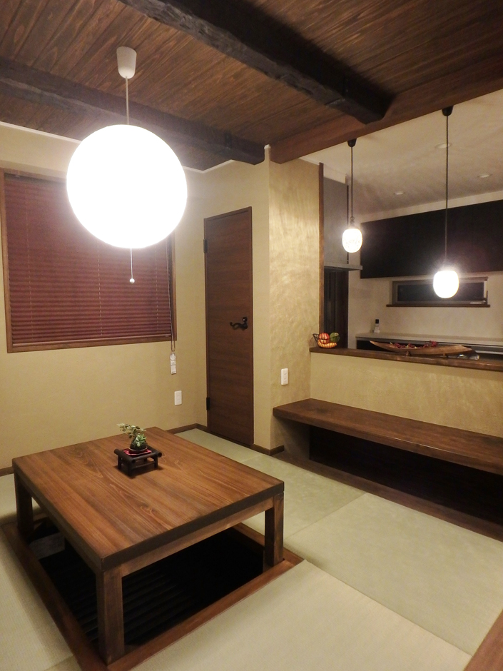 TDホーム静岡西 ウエストンホームズ【和風、自然素材、間取り】照明と畳、掘りごたつと特徴が満載の団らん空間。奥のキッチンでは料理を行う奥さんも団らんを楽しむことができる