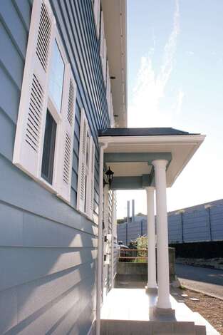 飾り雨戸付きの窓。世界トップクラスの断熱性能を備えた樹脂サッシを採用