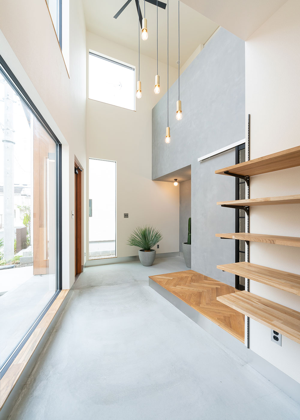 住家 JYUKA【デザイン住宅、間取り、建築家】玄関には窓からたっぷりの光が降り注ぐ