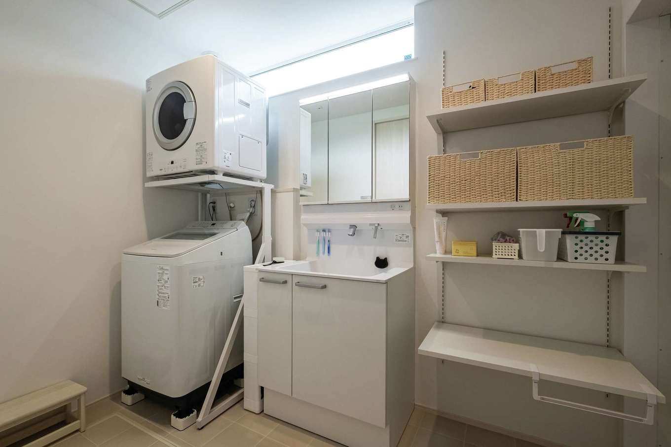 イデキョウホーム【省エネ、間取り、平屋】洗う・干す・しまうを一か所で完結できるサニタリー。ハイサイドライトからの光が北面とは思えない明るさをもたらす