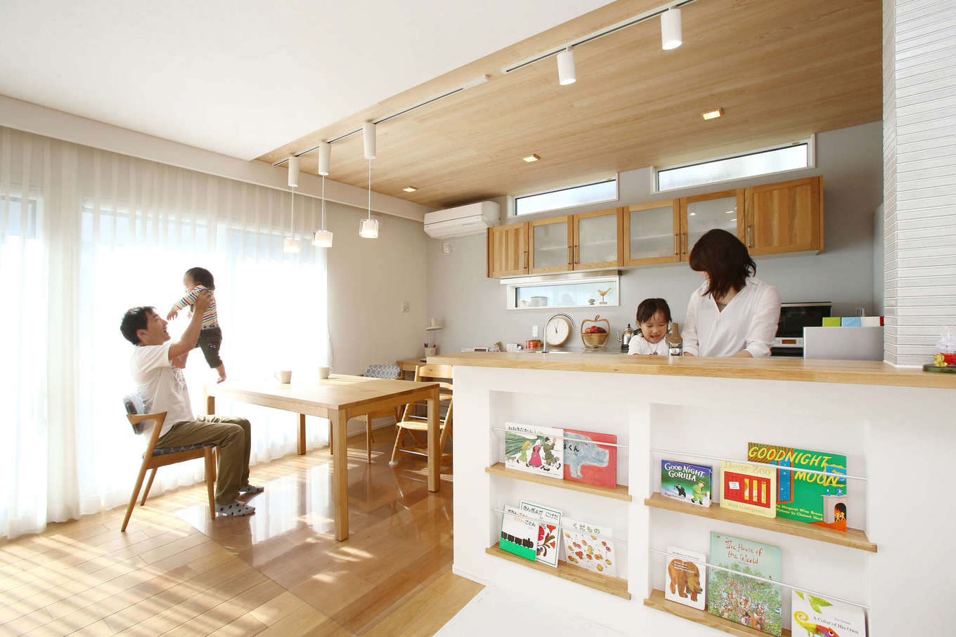 片桐建設【収納力、省エネ、間取り】木の温もりを感じるナチュラルなテイストでコーディネートしたLDK。テレビを置かず、子どもたちが自然と本好きになるよう、絵本コーナーを設けた