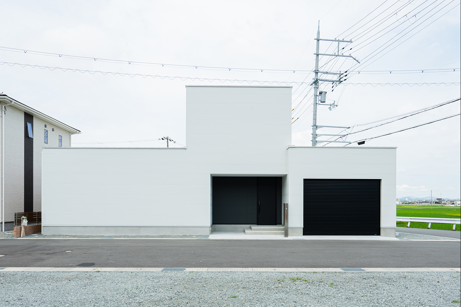 ETERNITY（エタニティ)　SIMPLE NOTE 浜松東【デザイン住宅、建築家、ガレージ】敷地の課題を無理なく解決する設計センスはさすが。建物を囲む塀や、目隠しの植栽などが必要ないデザインが心地よい暮らしを形にする