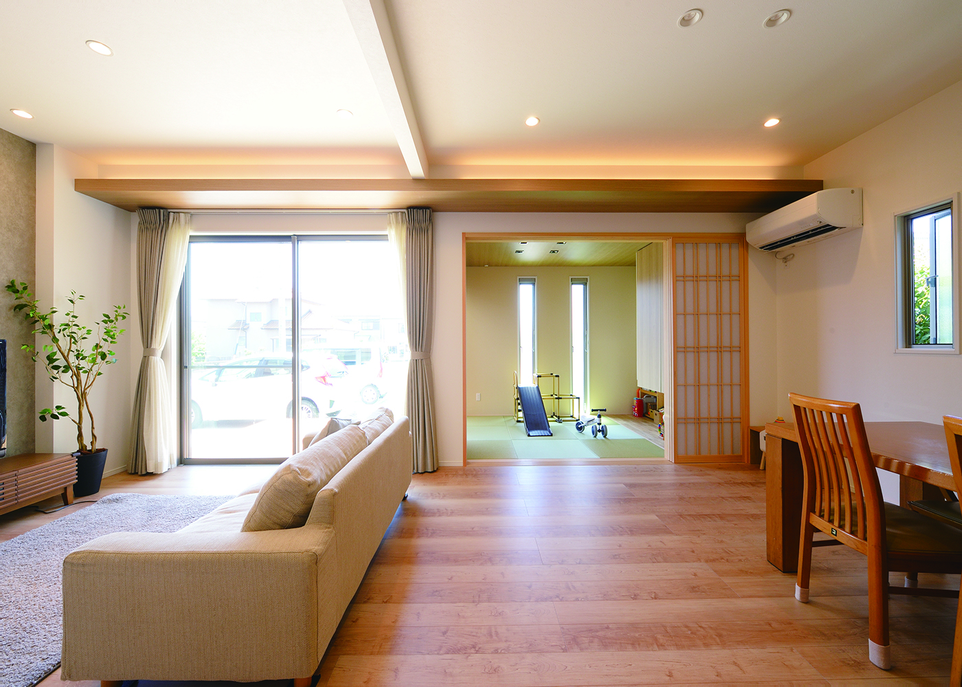 丸昇彦坂建設【デザイン住宅、子育て、間取り】LDKと和室の両方からウッドデッキへ出入りできるので、外との繋がりが感じられ、さらに開放的な印象に