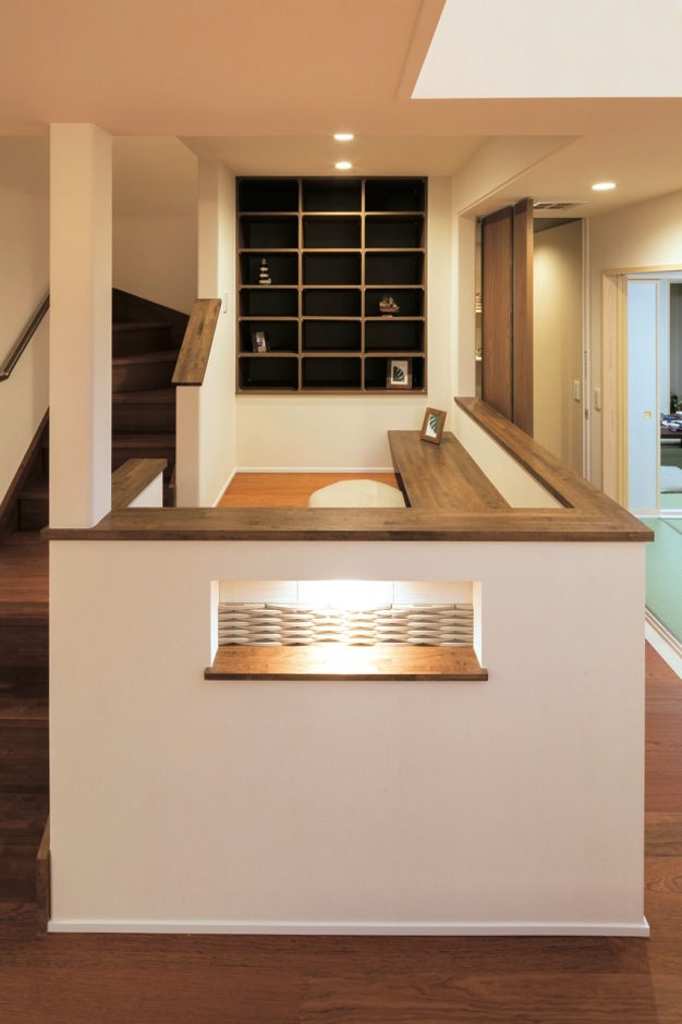 1階中央のスキップフロアを活かしたホビースペースはご主人の書斎。キッチンに立つ奥さまと目線が合うので、コミュニ ケーションも取りやすい