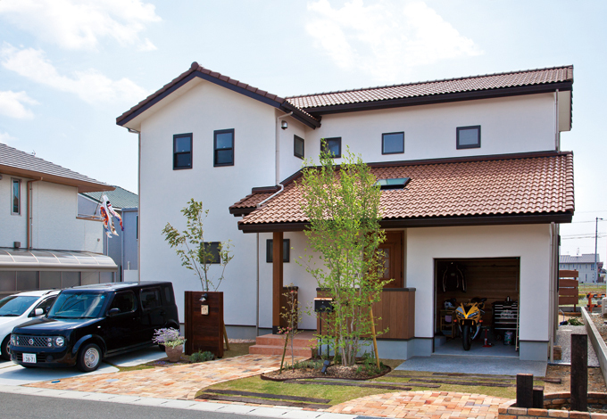 周囲の景観にマッチした塗り壁と瓦の素朴なコントラスト