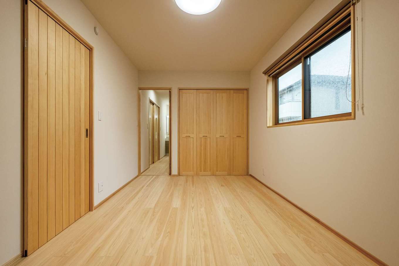 ワイズホーム【子育て、自然素材、省エネ】LDKの脇に設けた洋室。親との同居を想定して、水回りなどに気兼ねなく行けるよう動線を設定。リビングとの回遊性もある