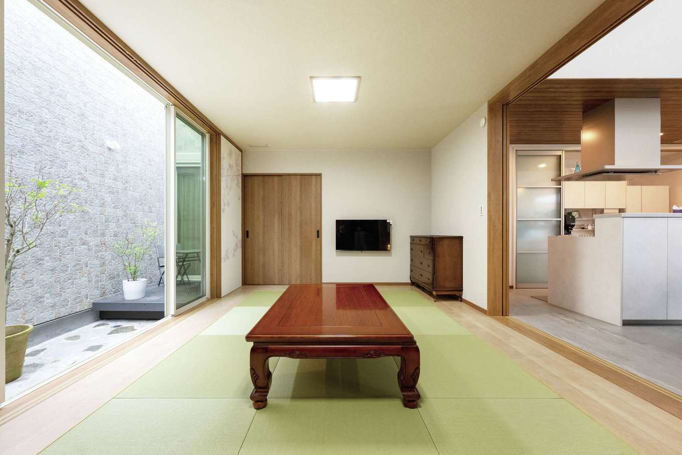 irohaco（アヴァンス）【デザイン住宅、高級住宅、間取り】LDK、オープンテラスとひとつながりになる和室。奥の引き戸を開けると寝室へ