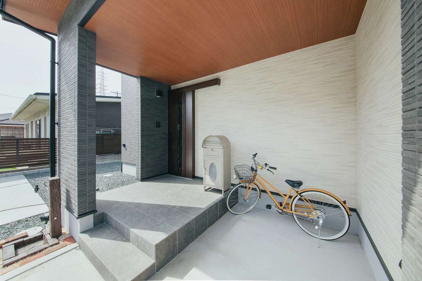 子育て安心住宅 Design Craft Office【デザイン住宅、収納力、間取り】ポーチの横に設けた屋根付きの土間は、子どもたちの自転車置き場として利用でき、雨に濡れずに自転車をしまっておける