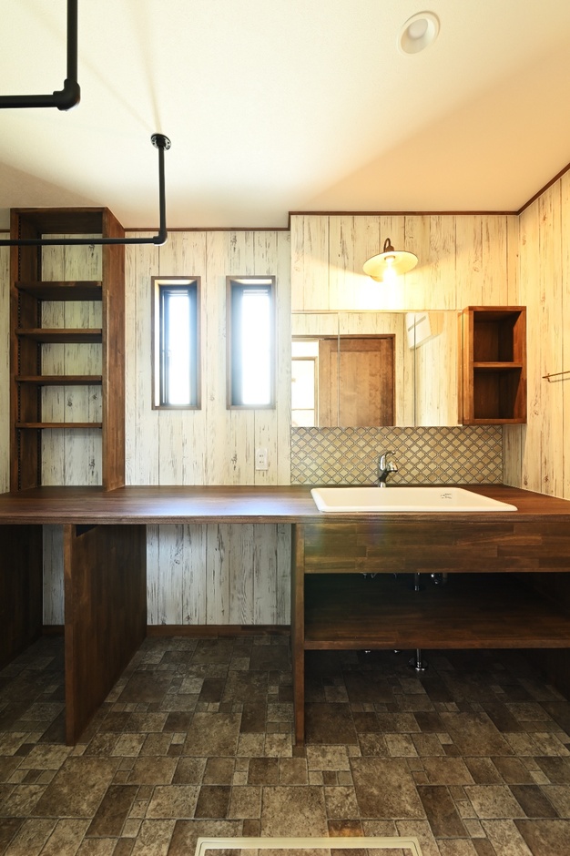 木目調のシンプルで落ち着いた洗面スペース。収納も充実しており、実用性を兼ね備えている。