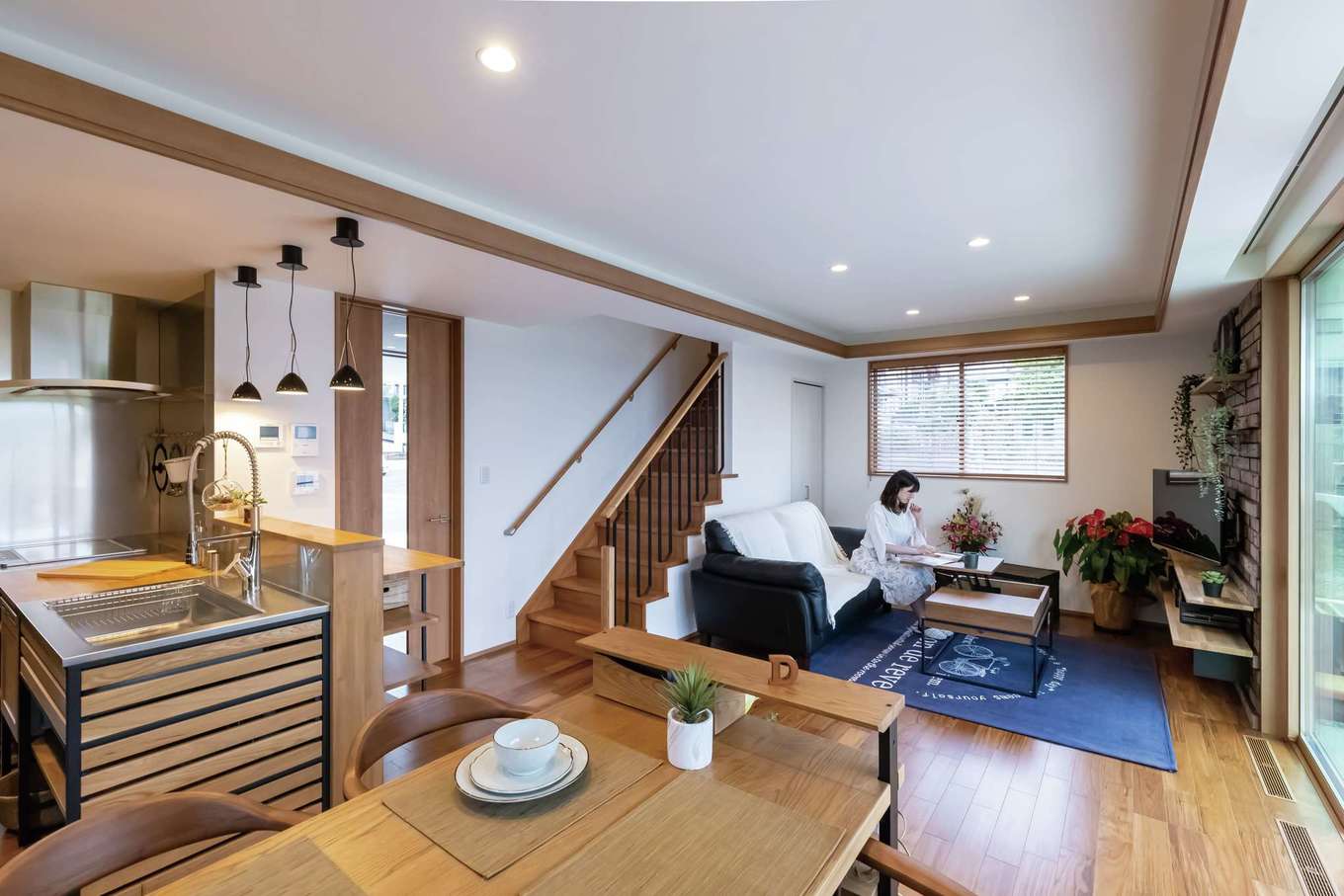 住宅工房 アリアンス【富士市一色247-3・モデルハウス】天井の高低差を巧みに活かした空間の連続性、光と風の取り入れ方など、ディテールにまでこだわった室内を体感してみよう