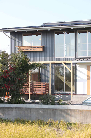 屋根の上には、太陽光発電パネルと太陽熱集熱パネルを搭載。自然エネルギーを活用した、自然と共存する住まい
