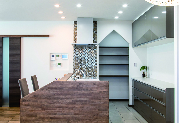 ユニバーサルホーム（掛川店・磐田店）｜階段下スペースを活用したパントリーは、家型の開口が印象的。1階にはほかに和室があり、子どもの昼寝やおもちゃスペースに活用している