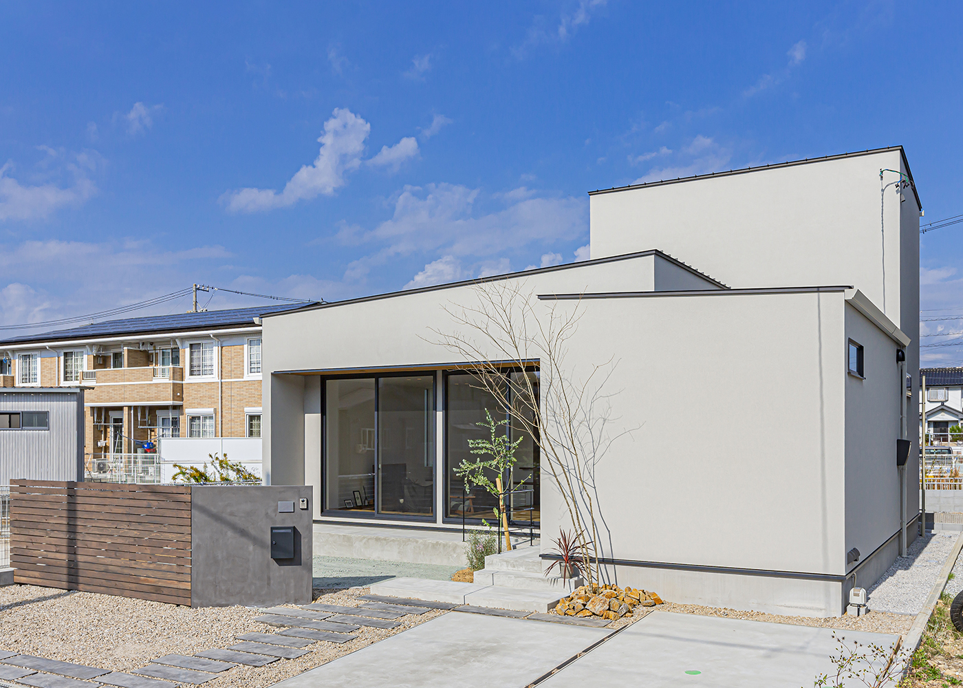 ARRCH アーチ【デザイン住宅、間取り、建築家】敷地内には駐車場2台と庭も確保