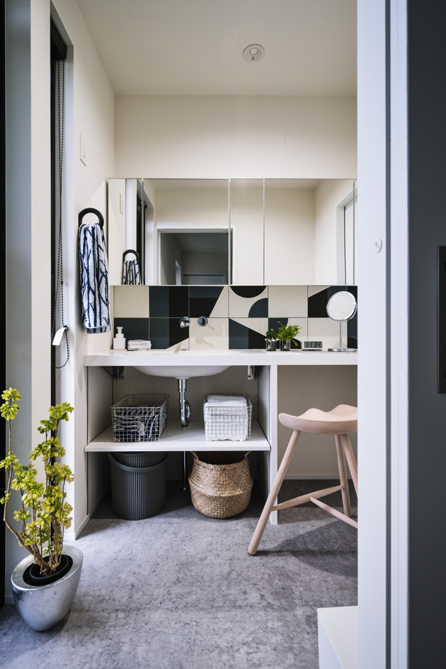 S.CONNECT（エスコネクト）【趣味、夫婦で暮らす、平屋】大人2人が立てる広さの洗面所。鏡裏収納タイプで見た目もすっきり