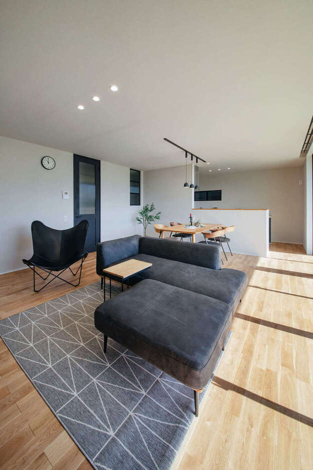 夫婦のたっての希望で実現したストレートに伸びるLDK。すりガラス入りの窓とリビングドアから廊下を歩く家族の気配を感じられるだけでなく、ナチュラルな空間のアクセントにもなっている