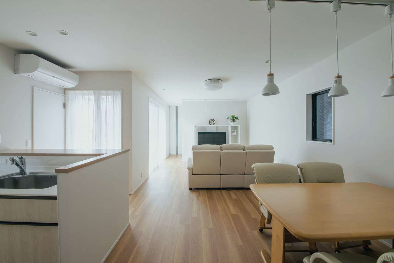 内田建設【デザイン住宅、二世帯住宅、建築家】キッチンで料理しながら中庭が見える親世帯のLDK