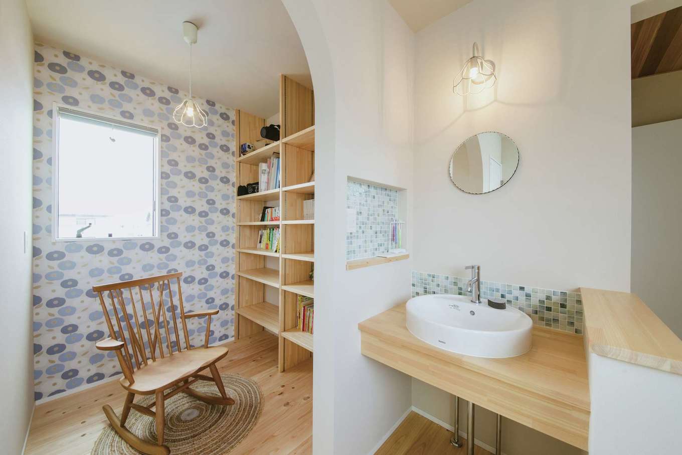 フジモクの家（富士木材）【デザイン住宅、自然素材、間取り】2階ホールには図書スペースも用意。日常的に家族が交差する場所に