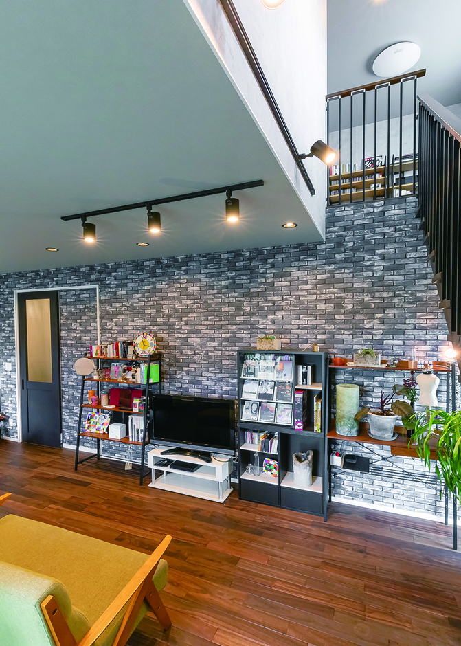 LDKの壁際には、ご夫婦の好きなものがたくさん飾られている。小物ひとつひとつが部屋の雰囲気とマッチしている