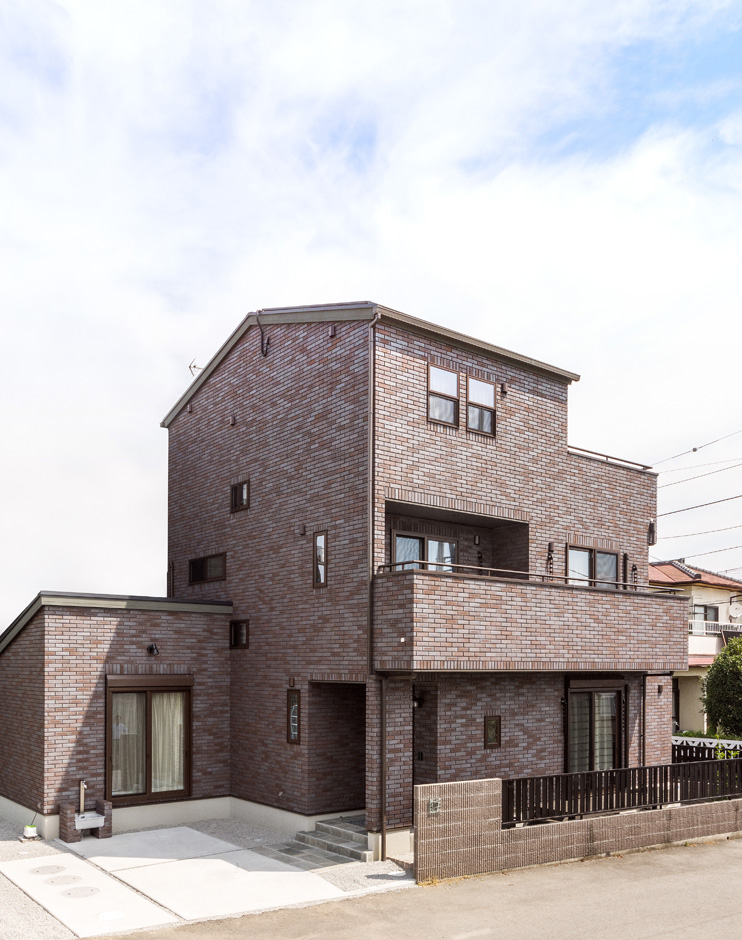 イーホーム【収納力、二世帯住宅、屋上バルコニー】一枚一枚手仕事で仕上げた総レンガ張りのN邸。後年のメンテナンスがいらず、重厚感ある仕上がりに