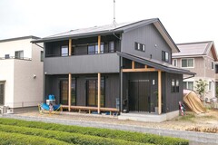 外観はブラックでまとめた。LDKから出入りでき、アウトドア感覚で過ごせるウッドデッキも