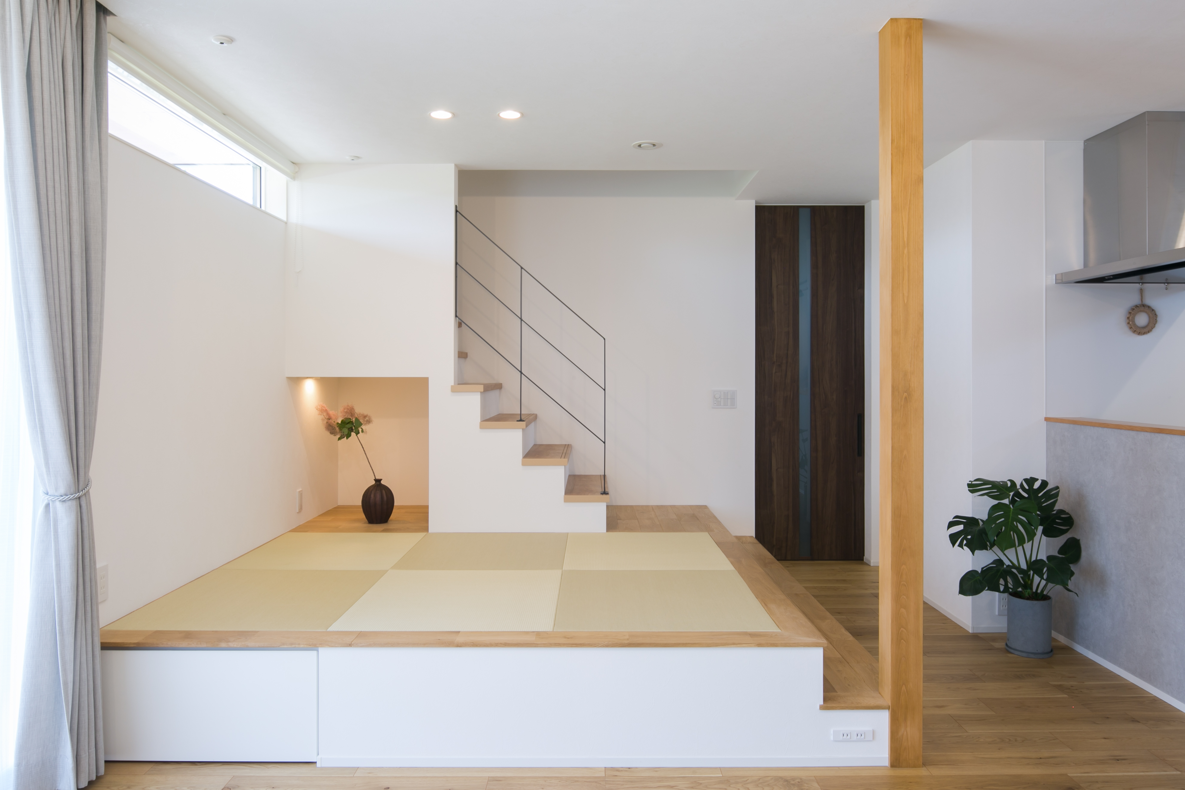 シンプル｜階段と一体のタタミコーナー。
床上げした畳下や階段下を有効活用し収納スペースを設けた。