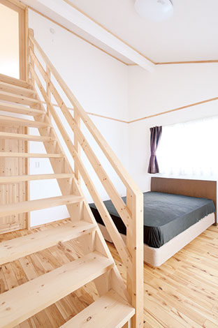 メテックス建築事務所【1000万円台、子育て、収納力】寝室の階段から小屋裏 へ。ロフト付きのコテージのような雰囲気で、毎日がリゾート気分!?