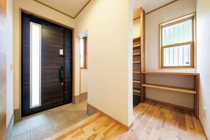 玄関はゲスト用と家族用に分け、シューズクロークを設置。窓際のカウンターには四季の花や小物を飾って楽しむこともできる