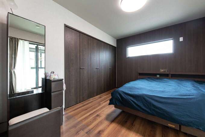 寝室はくつろぎを演出。右側のサンルームは物干し場として活躍