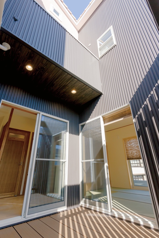 エコハウジング【収納力、自然素材、間取り】インナーテラスは格子で目隠ししてあるので、視線を気にすることなく、BBQや子どもプールを存分に楽しめそう。全室の窓に汚れが付着しにくい光触媒を採用