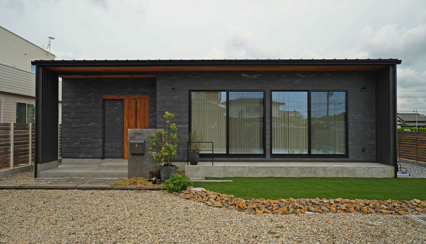 Select工房【デザイン住宅、間取り、平屋】印象的な外観、ポストもスタイリッシュなアイテムをチョイス