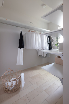 広々としたウォークインクローゼットは収納力抜群で、衣類をすっきりと整頓できる。自然光が入る開放感のあるデザインが特徴で、明るい雰囲気を保っている。