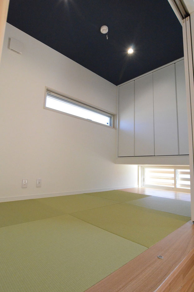 小澤工務店【自然素材、省エネ、平屋】琉球畳が映える3畳+1畳の小上がり和室。床下には収納を設けた