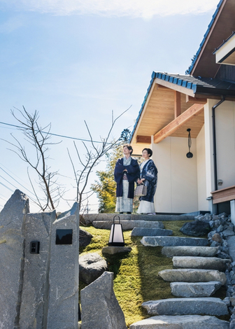 旅館のような雰囲気の玄関アプローチ