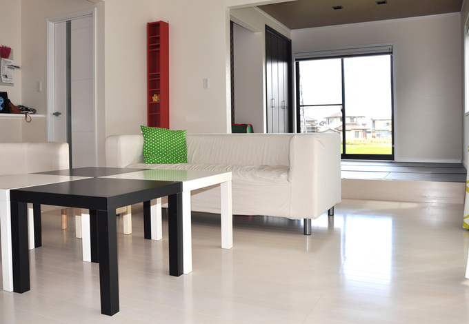 白をメインに、黒色の畳コーナー・カラーガラスで明るいリビング。明るいSさんを彷彿させる“楽しい”居場所