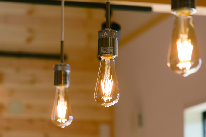 住まいるコーポレーション｜優しい光でリビングを照らしてくれるエジソンランプ