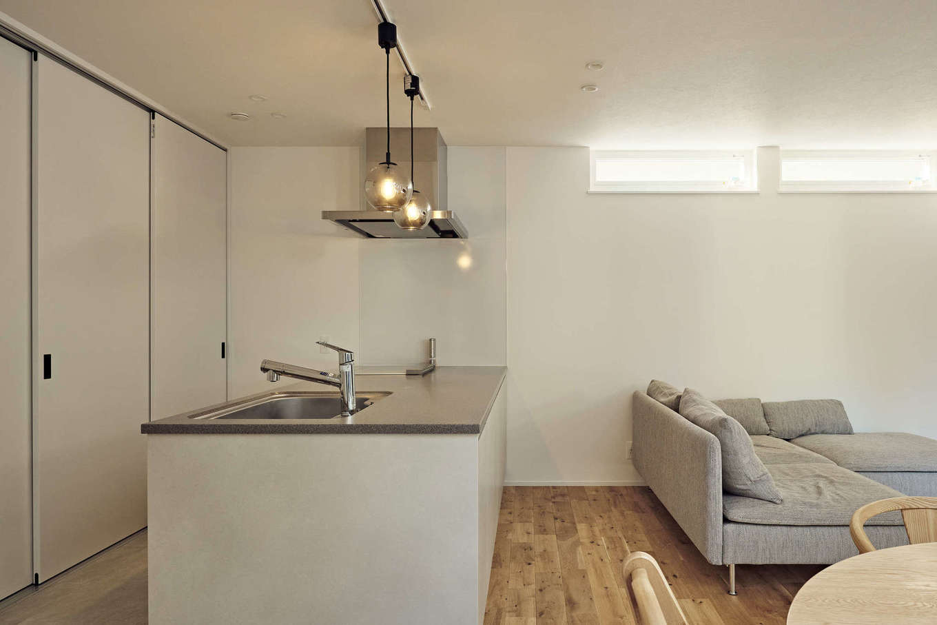 平屋建築ブルーハウス【デザイン住宅、建築家、平屋】ワークトップにゆとりを持たせたキッチン