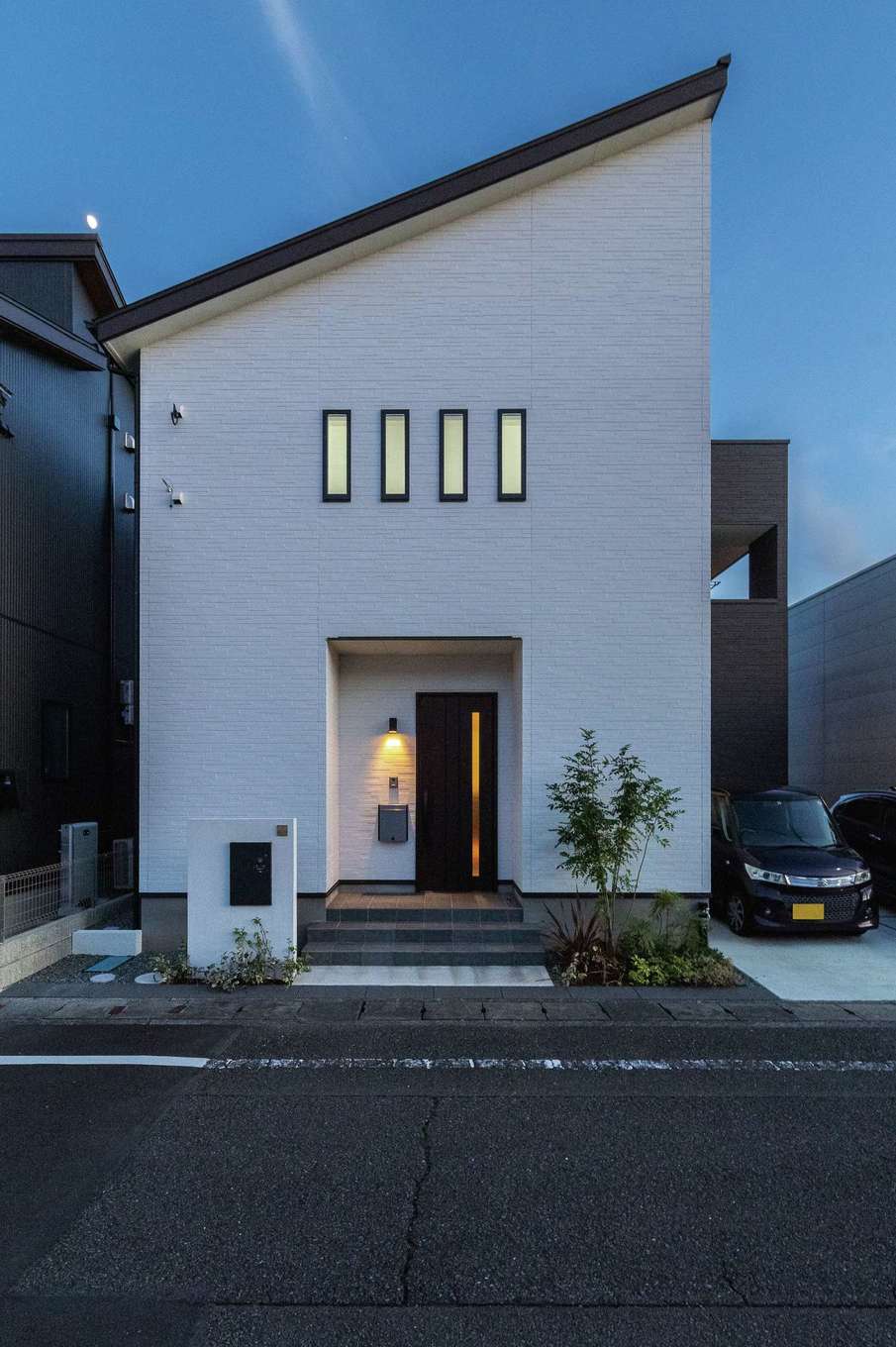 三和建設【子育て、収納力、間取り】シンプルな片流れの外観に、インナーバルコニーの色と形で変化をつけたデザイン。バルコニーが道路に面していないため、洗濯物を気兼ねなく干せるメリットも。外壁は全面を光触媒塗料でコーティングし、汚れがつきにくい