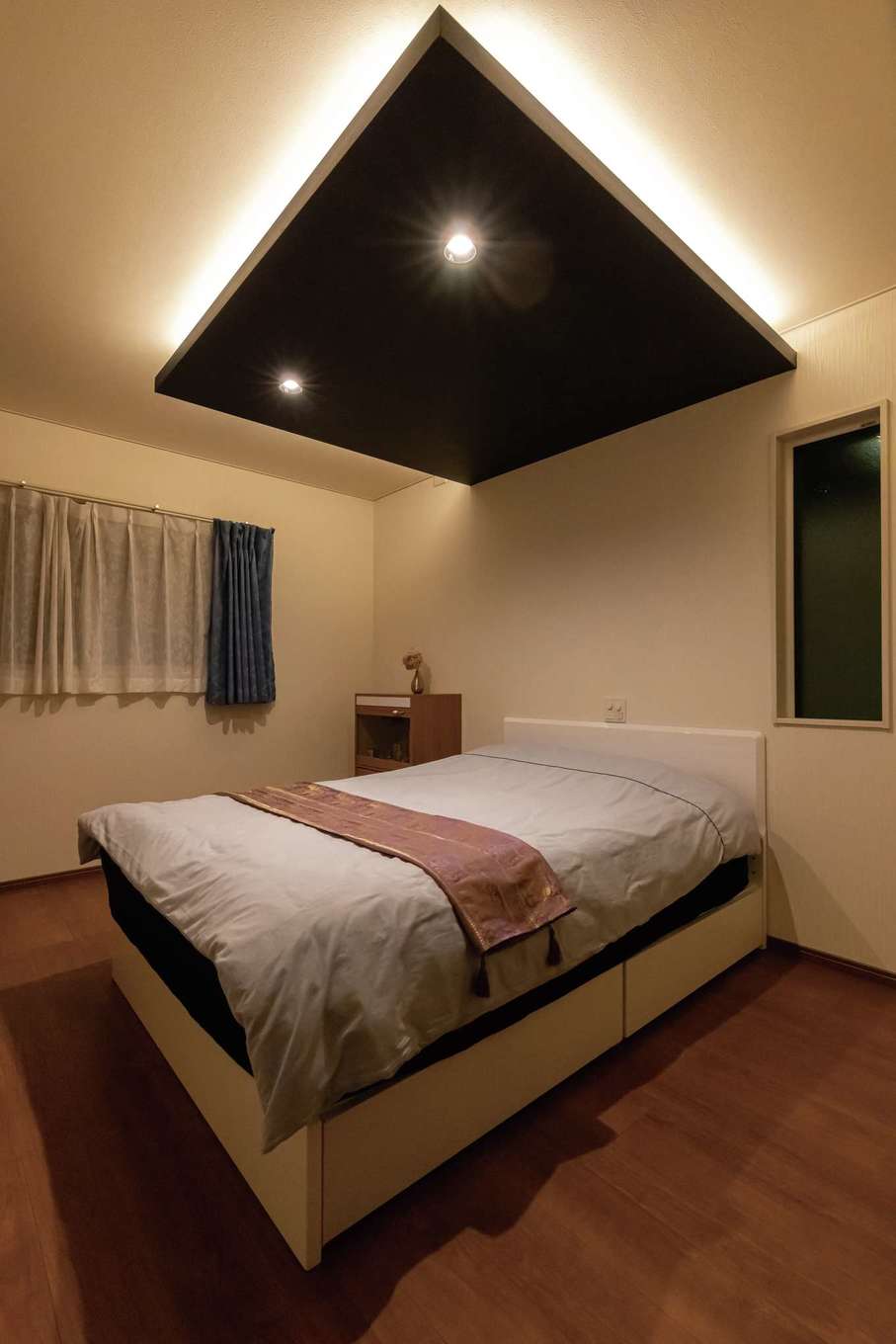 住宅工房 アリアンス【デザイン住宅、間取り、ペット】ホテルライクな寝室。天井のしつらえがおしゃれ