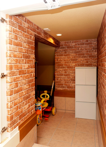 収納の扉を開けると、そこは石造りの地下室のような空間。物語序盤の炭鉱をイメージしている