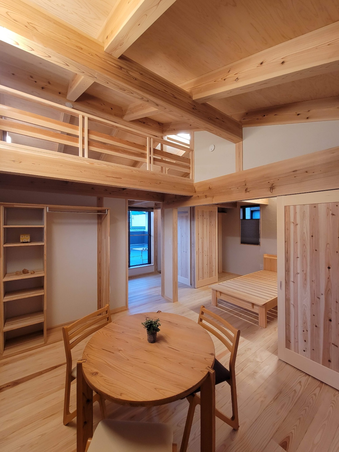 アクトホーム｜2階は建具で仕切って使用でき、暮らしの変化を受け止める。屋根の勾配を活かしてロフトも設けた